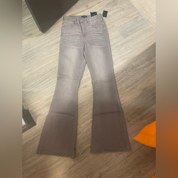 NWT FASHION NOVA GRAY HIGH RISE FLARE JEANS 7 - Picture 8 of 10